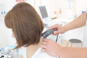 愛西市リカラボ整骨院のむち打ち施術風景