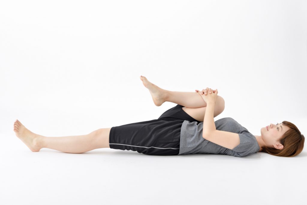 膝をかかえストレッチ