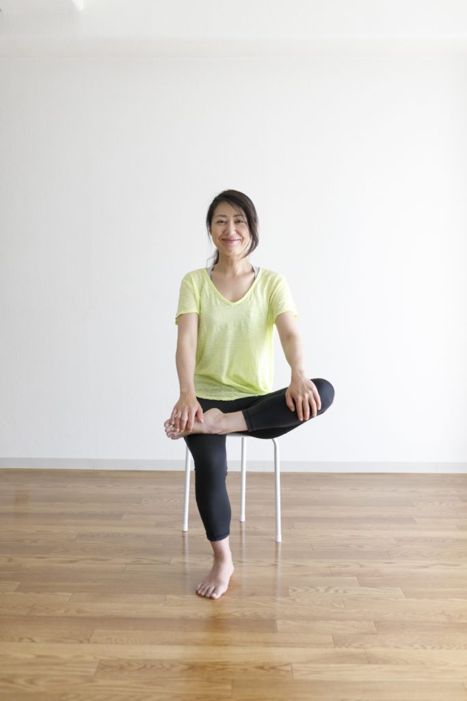 お尻のストレッチ（椅子）